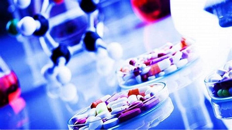 ترامب يلوح بسلاح الرسوم الجمركية لإجبار شركات الأدوية على العودة إلى الولايات المتحدة