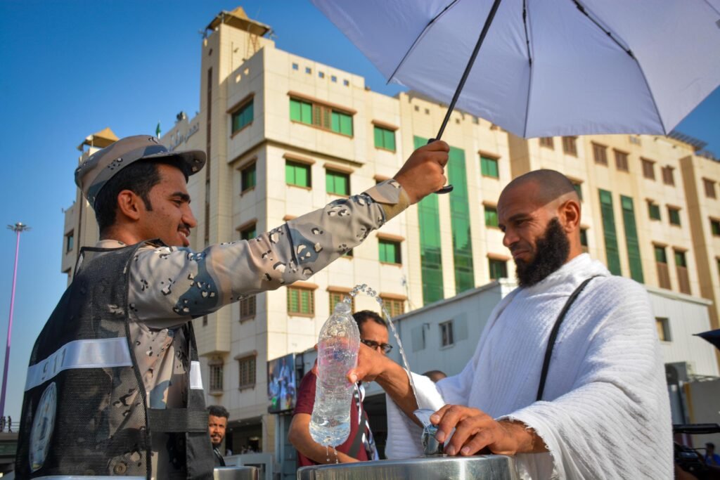 صور إنسانية من مسجد نمرة: جهود أمنية تضمن يسر وطمأنينة ضيوف الرحمن في عرفة