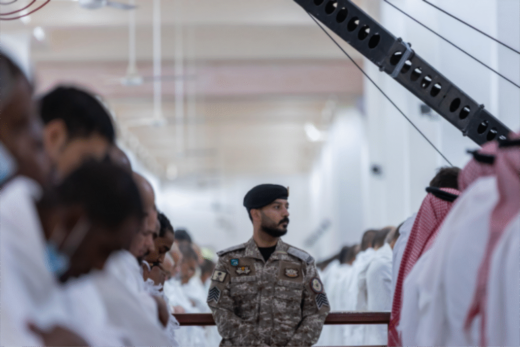 صور إنسانية من مسجد نمرة.. جهود أمنية تضمن يسر وطمأنينة ضيوف الرحمن في عرفة