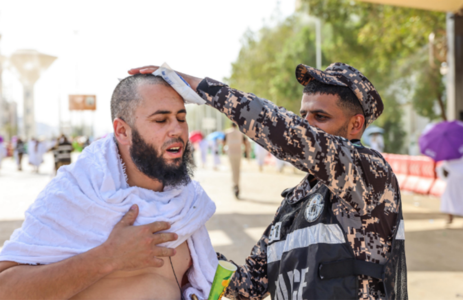 صور إنسانية من مسجد نمرة.. جهود أمنية تضمن يسر وطمأنينة ضيوف الرحمن في عرفة