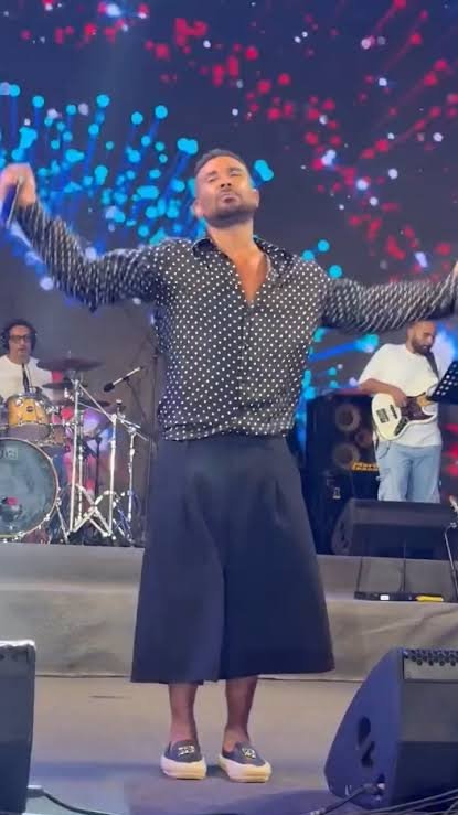 أحمد سعد يعلق على "الجيبة المقطعة": "مرضتش ألبس القصيرة.. دي شرعي"