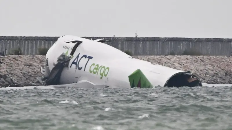 مصرع اثنين في حادث طائرة شحن قادمة من دبي سقطت في البحر