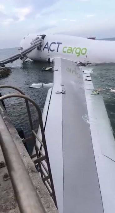 مصرع اثنين في حادث طائرة شحن قادمة من دبي سقطت في البحر