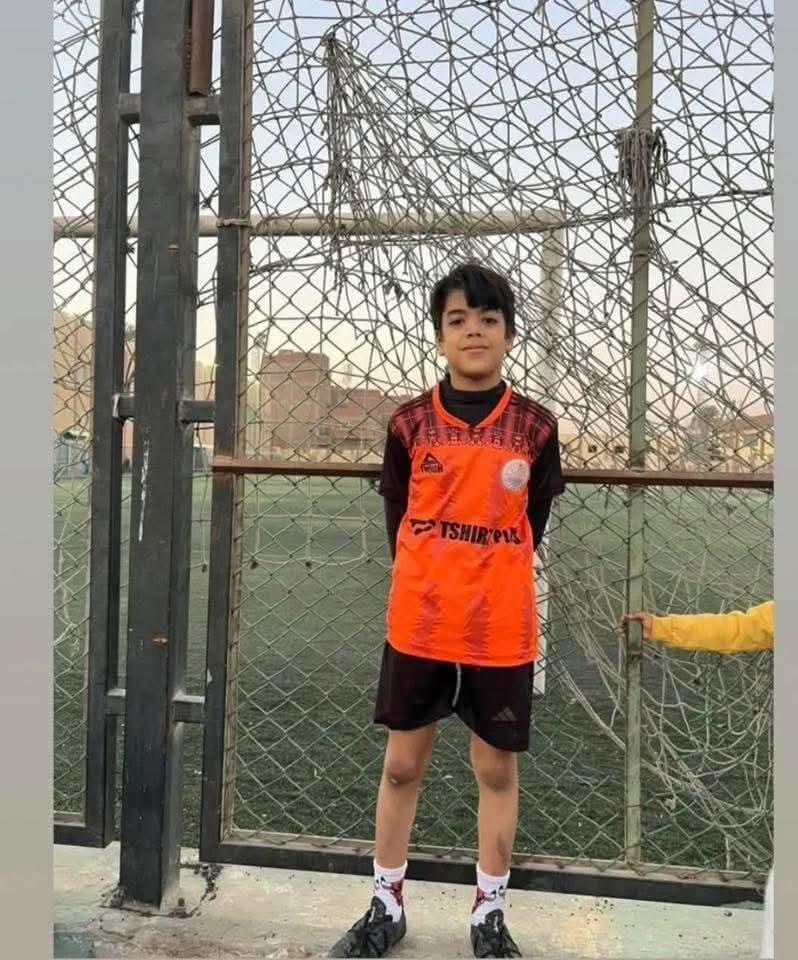 طفل يتيم بين الحياة والموت