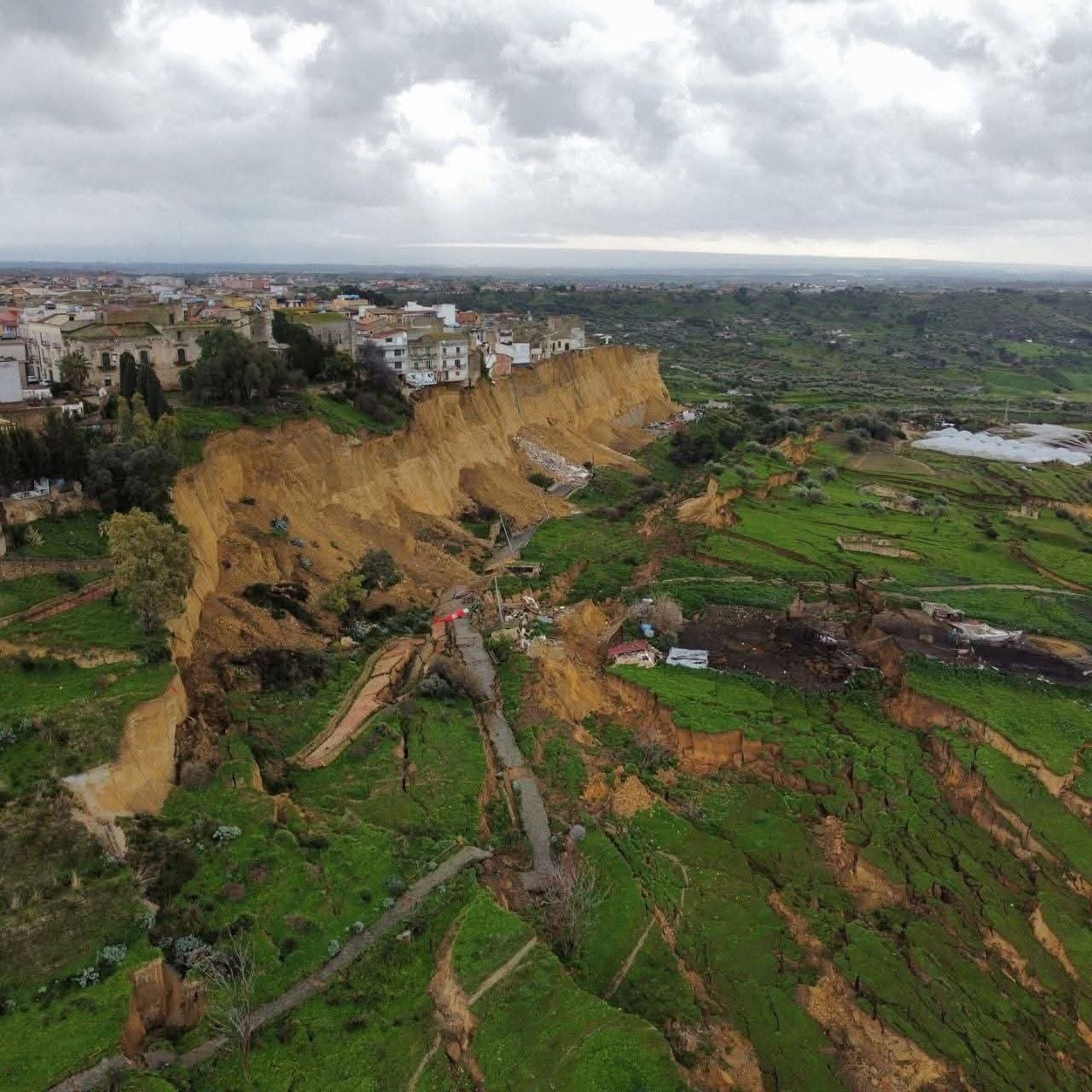 بالصور| صقلية على حافة الهاوية: انهيار أرضي ضخم يبتلع طريقًا ومنازل في كارثة هزّت جنوب إيطاليا