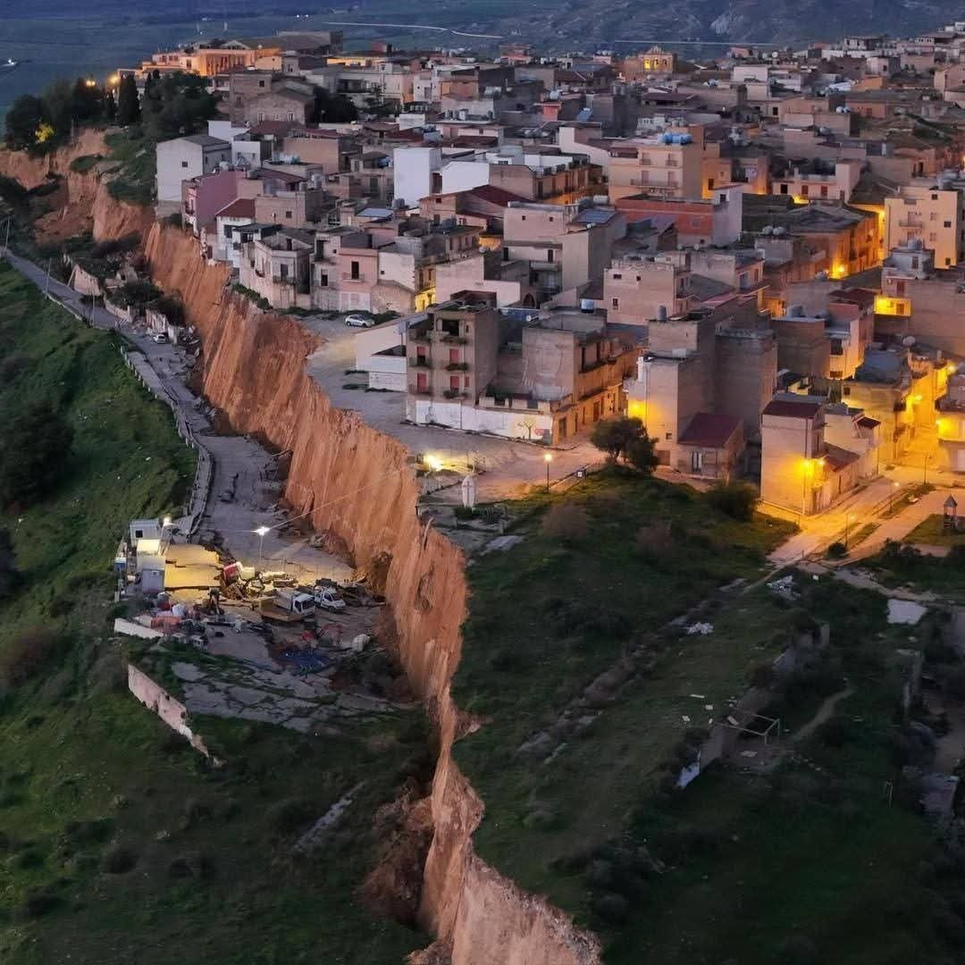 بالصور| صقلية على حافة الهاوية: انهيار أرضي ضخم يبتلع طريقًا ومنازل في كارثة هزّت جنوب إيطاليا