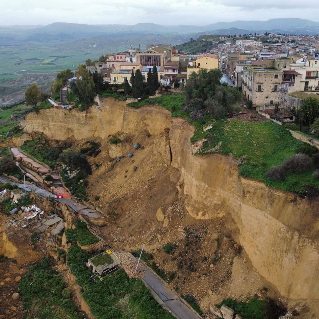بالصور| صقلية على حافة الهاوية: انهيار أرضي ضخم يبتلع طريقًا ومنازل في كارثة هزّت جنوب إيطاليا