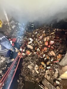 حريق هائل يلتهم مخزن للمواد الغذائية بعزبة الهجانة بالقاهرة 