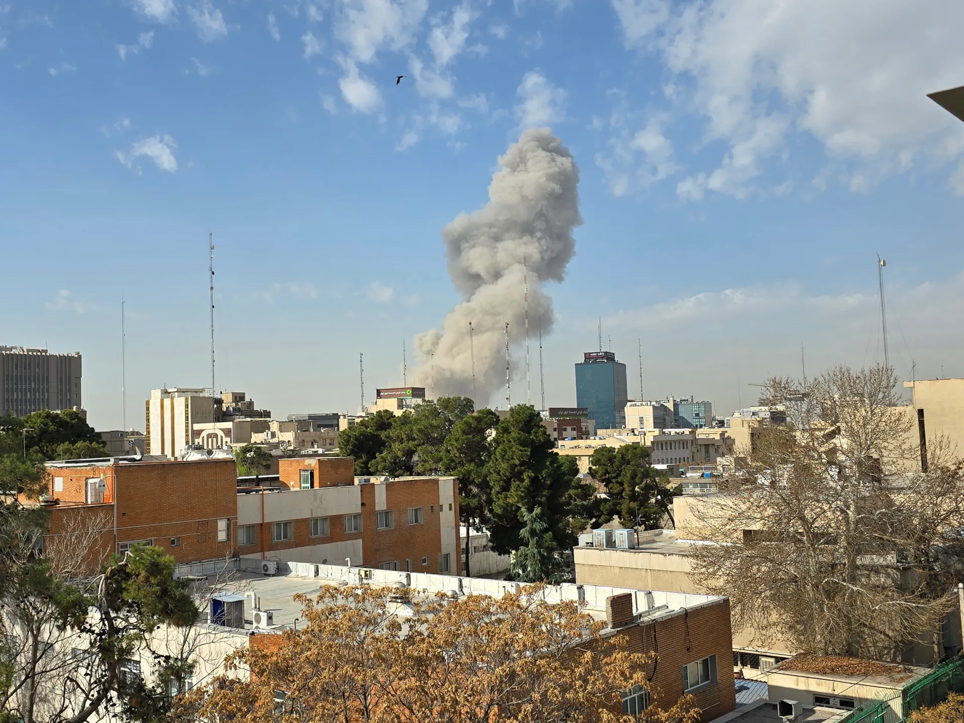 ضرب قاعدة أميركية في البحرين.. والإمارات تتصدى لعدد من الصواريخ